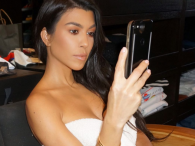 Kourtney Kardashian atrakcyjnie w czarnych kozakach